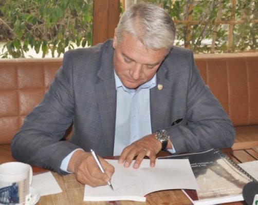 Bilanţ: Moga şi-a sintetizat activitatea de senator într-o carte